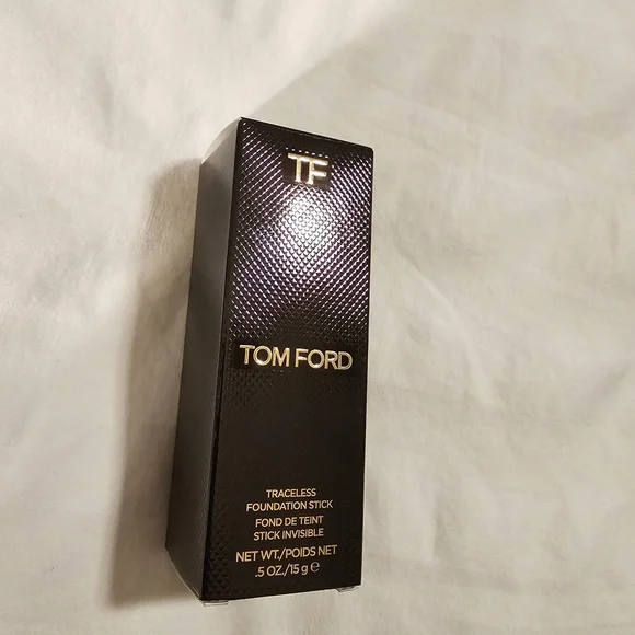 Tom Ford Traceless Foundation Stick in Shell Beige - Picture 3 of 6